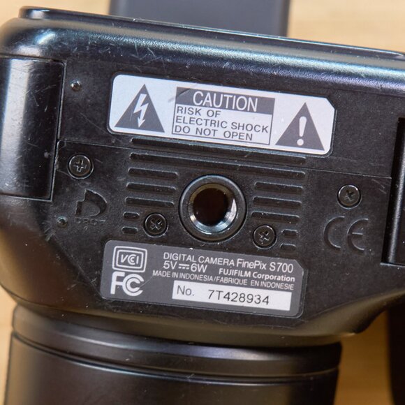 Fujifilm Finepix S700 7.1MP Digital Camera with 10x Optical Zoom - Picture 8 of 8